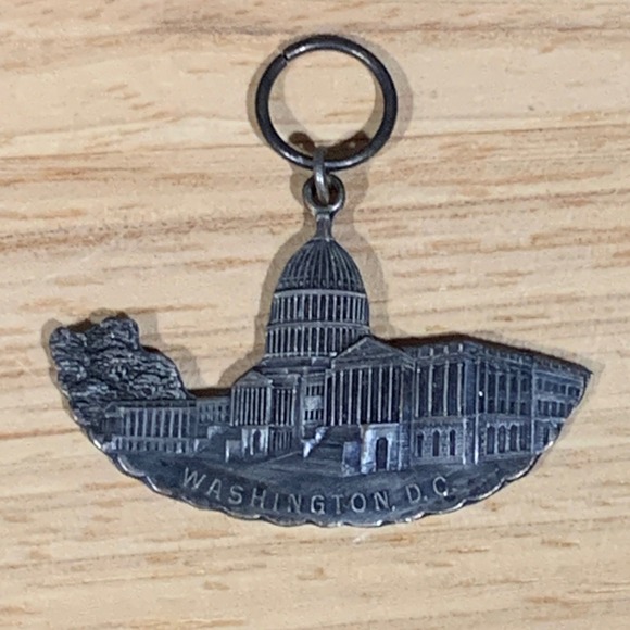 Unbranded Jewelry - Vintage US Capitol Building Charm Washington DC Silver Tone Souvenir